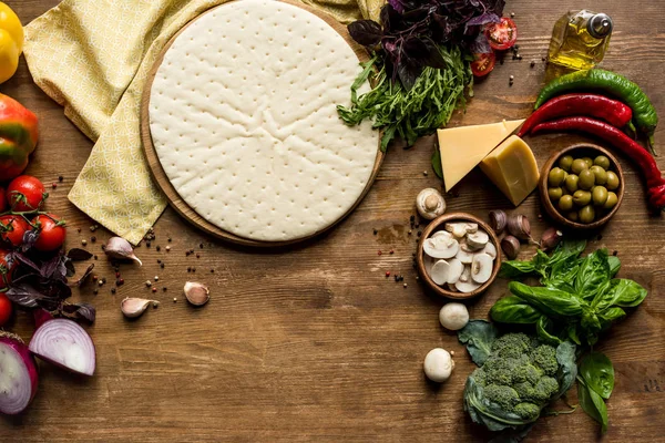 Pizza dough and fresh vegetables — Stock Photo, Image