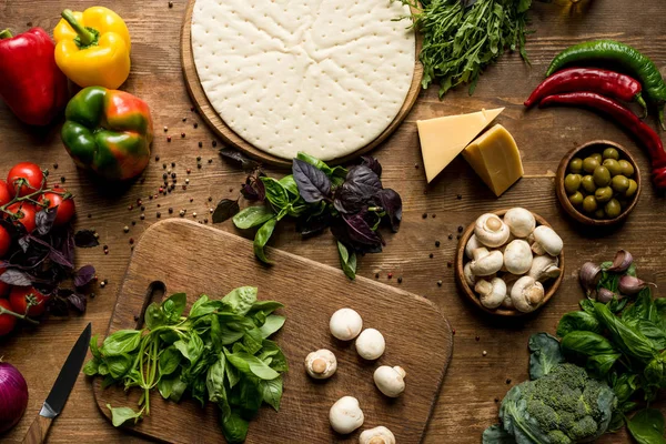 Raw pizza dough and vegetables — Stock Photo, Image