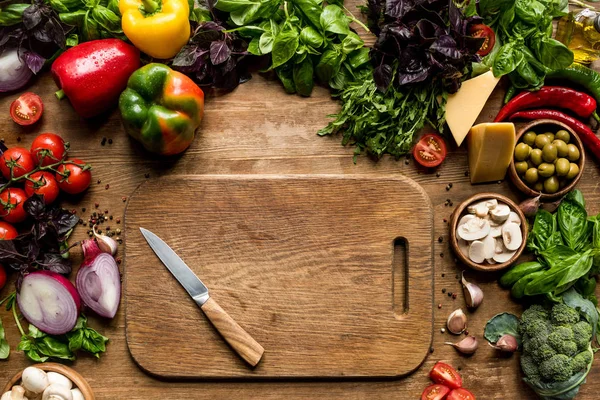 Cutting board, vegetables and herbs — Stock Photo, Image