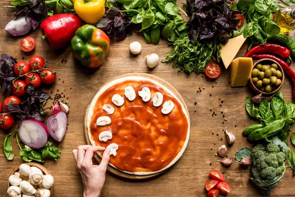 Person making homemade pizza — Stock Photo, Image