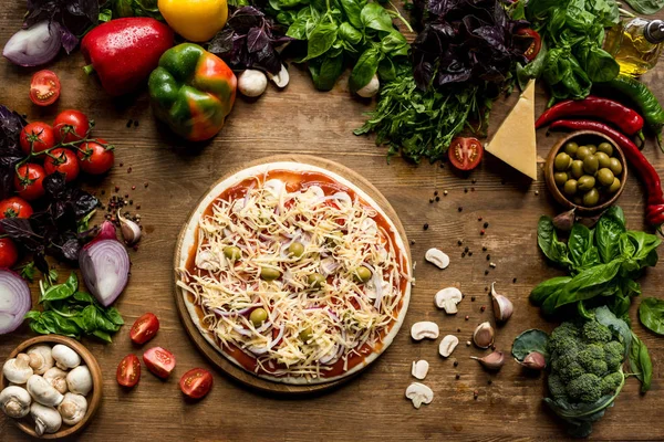 Pizza caseira com ingredientes frescos — Fotografia de Stock