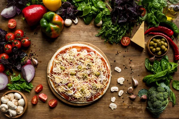 Hemmagjord pizza med färska ingredienser — Stockfoto