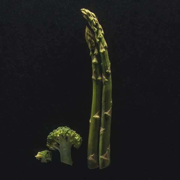 Broccoli and green asparagus — Free Stock Photo