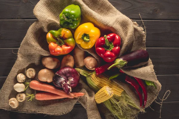 Legumes frescos colhidos no saque — Fotografia de Stock