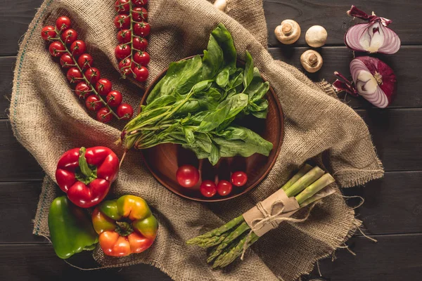 Färska grönsaker på säckväv — Stockfoto