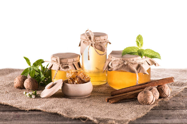 свежий мед в стеклянных банках
