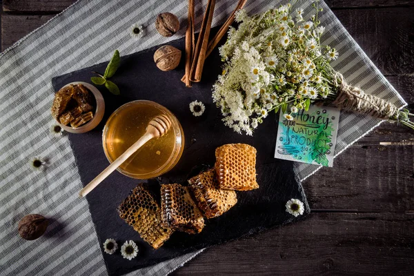 Honungskakor med blommor och kort — Stockfoto