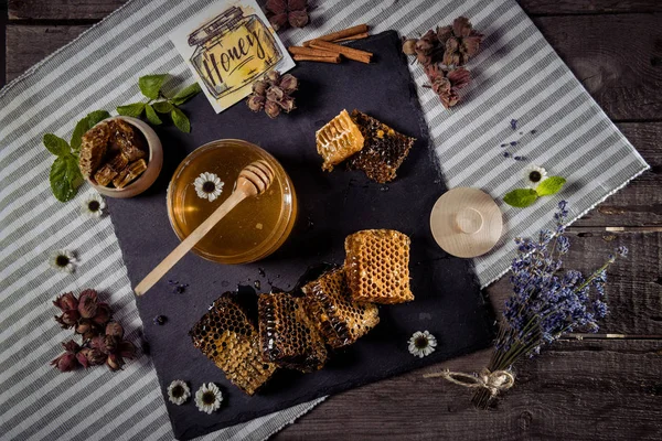 Honeycombs with flowers and card — Stock Photo, Image