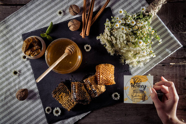 соты с цветами и открыткой
 