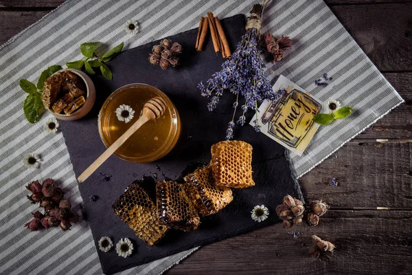 Favos de mel com flores e cartão — Fotografia de Stock