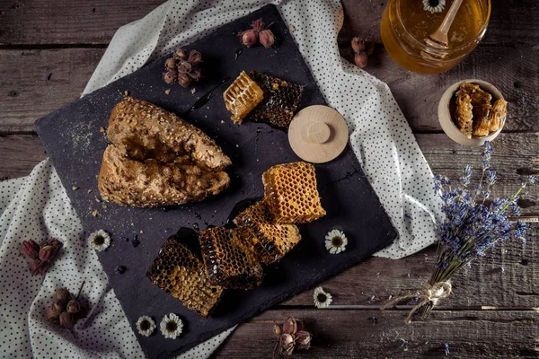 peteğin ve ev yapımı ekmek  