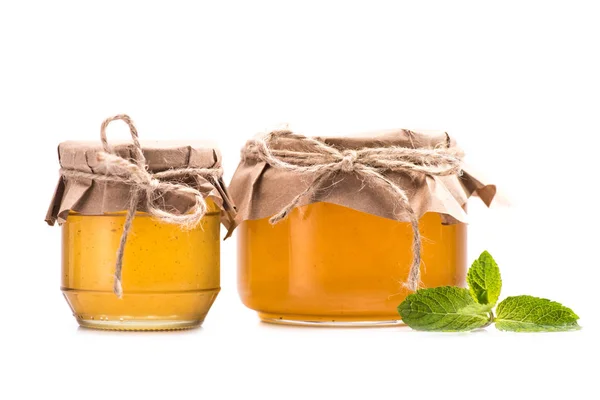 Miel fresca en frascos de vidrio — Foto de Stock