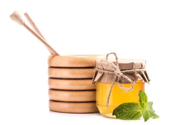 Miel en tarro de vidrio y barril de madera — Foto de Stock