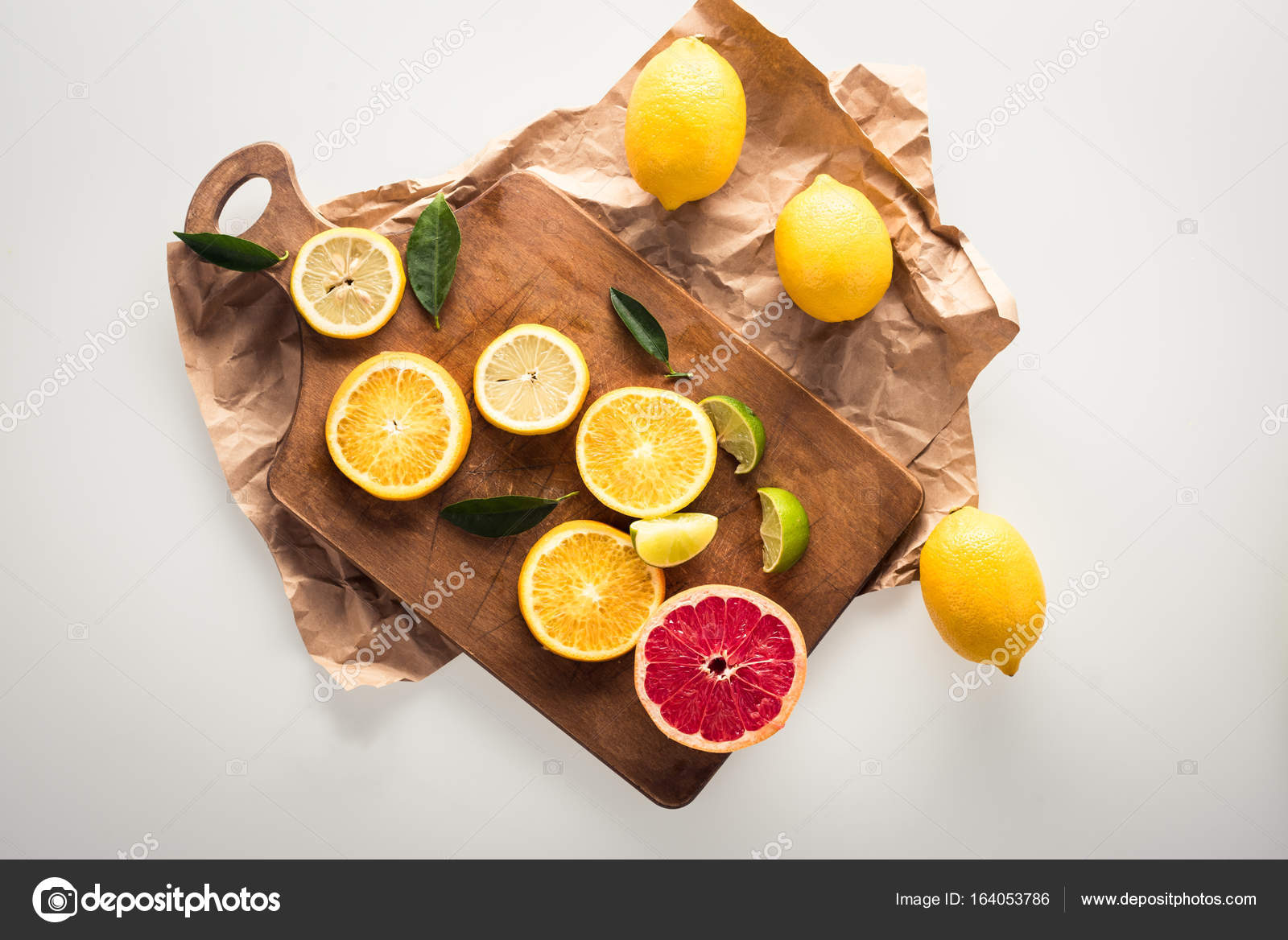 Цитрусовые на доске стоковое фото ©VadimVasenin 164053786