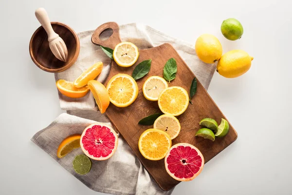 Cítricos en la tabla de cortar — Foto de Stock