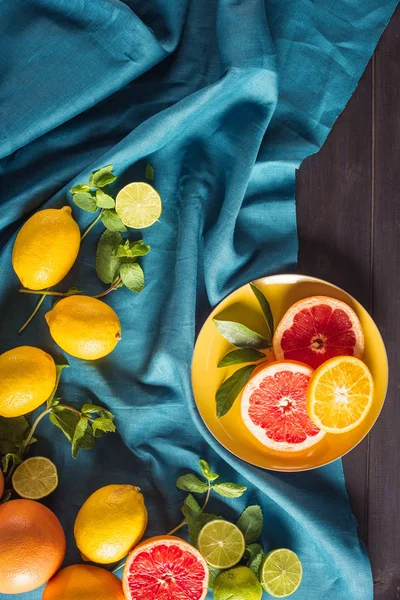 プレートに柑橘系の果物 — ストック写真