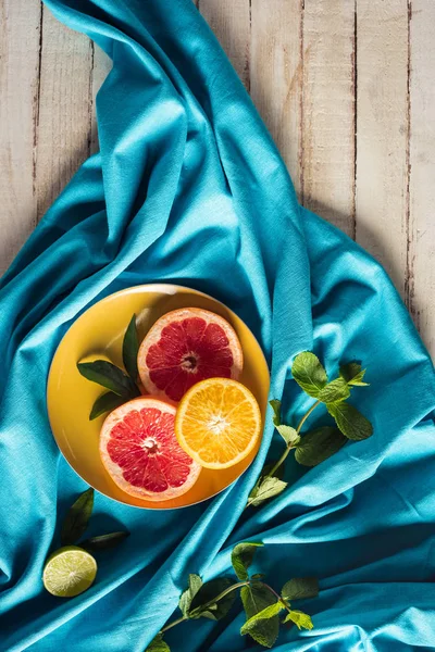 Fette di pompelmo e arancia su piatto — Foto Stock