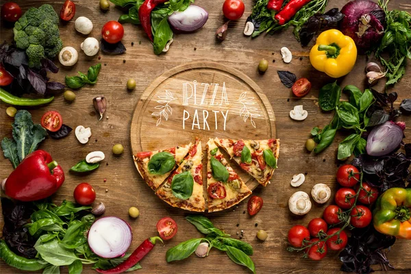 Pizza plátky na dřevěné desce — Stock fotografie