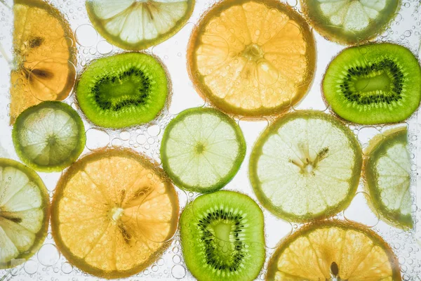 Citrus skivor flytande i vatten — Stockfoto