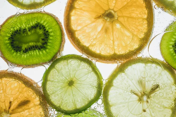 Citrus segmenten drijvend in het water — Stockfoto