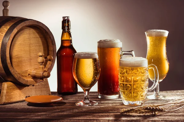 Barrel and glasses of beer — Stock Photo, Image