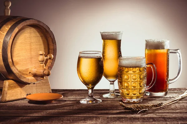 Barrel and different beer in glasses — Stock Photo, Image