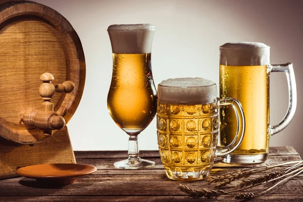 Barrel and different beer in glasses — Stock Photo, Image