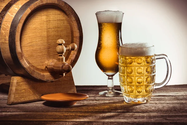 Barrel and beer in glasses — Stock Photo, Image