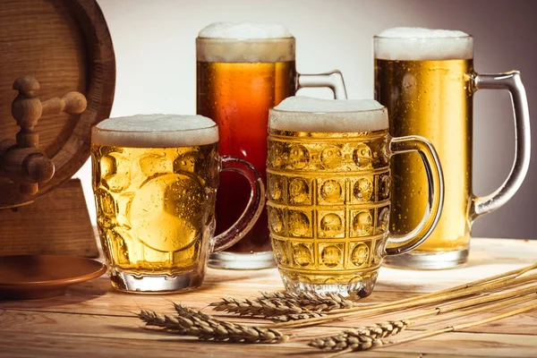 Beer barrel and glasses of beer — Stock Photo, Image