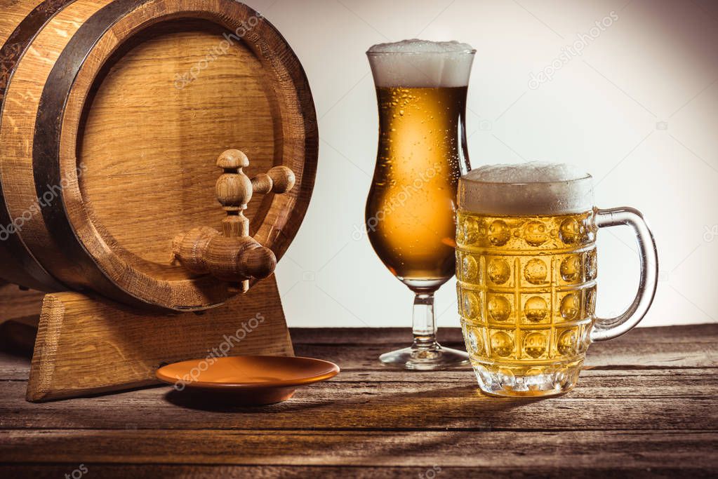 barrel and beer in glasses