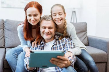 Tablet kullanarak aile