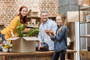 Aile karton kutuları açma