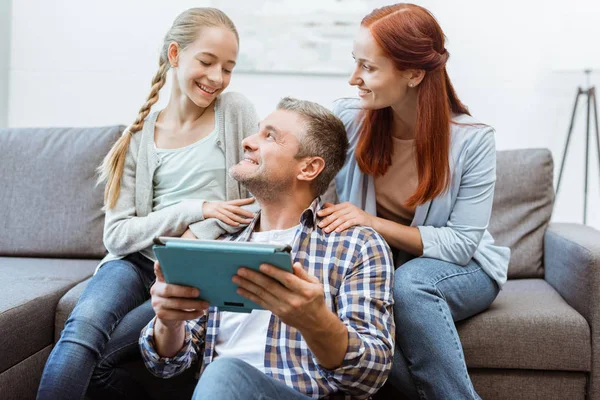 Family using tablet — Stock Photo, Image