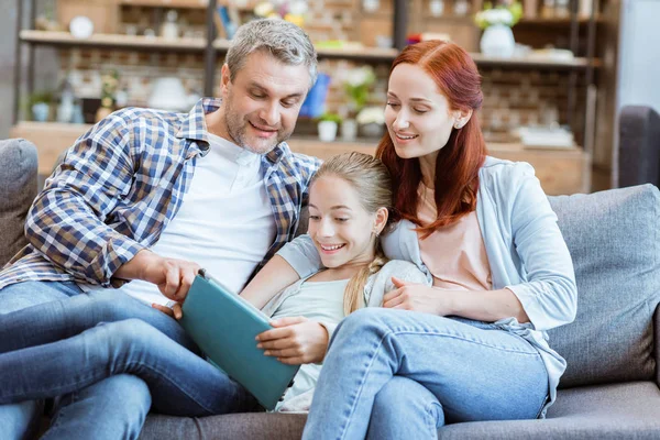 Família usando comprimido — Fotografia de Stock