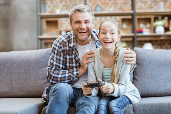 Baba ve kızı video oyun oynarken