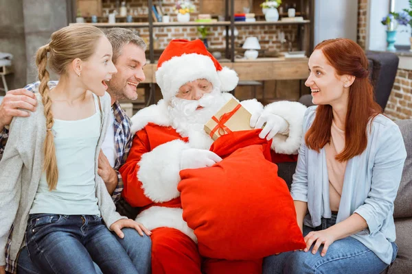 Familie und Weihnachtsmann — kostenloses Stockfoto