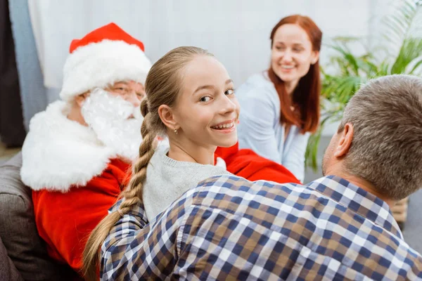 家庭和圣诞老人 — 免费的图库照片