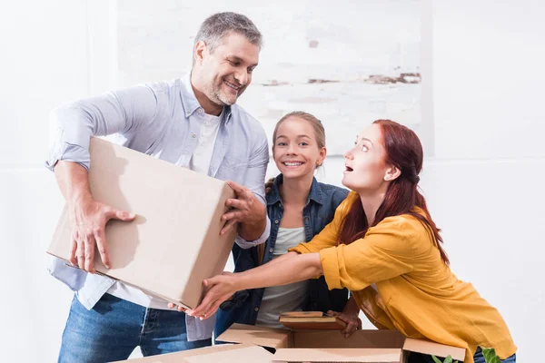 Familjen flyttar till nytt hem — Stockfoto