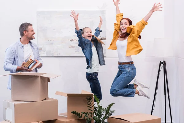 Familie im neuen Zuhause — Stockfoto