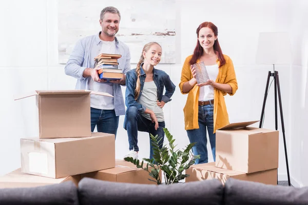 Família em casa nova — Fotografia de Stock