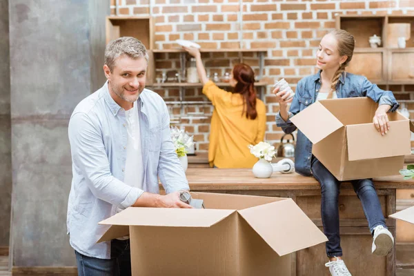 Family unpacking cardboard boxes — Stock Photo, Image