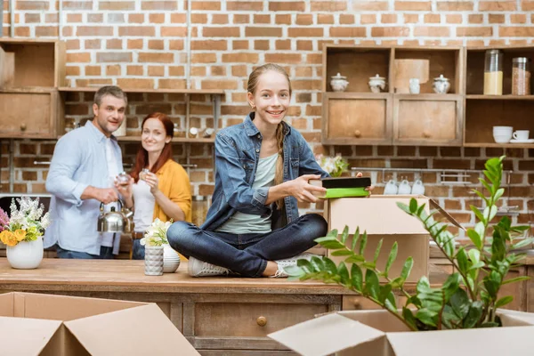 Adolescente en nuevo hogar —  Fotos de Stock