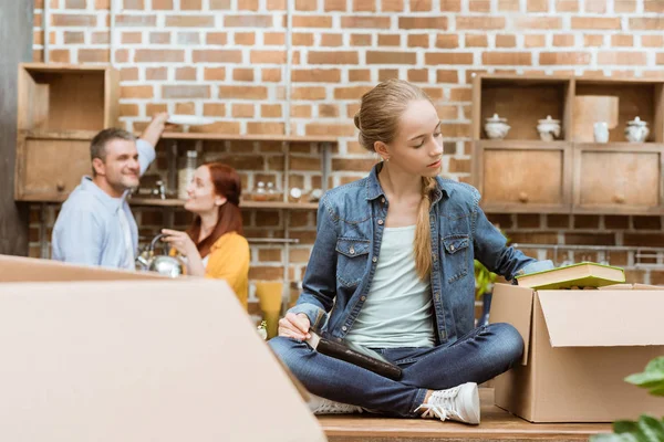 Adolescente en nuevo hogar — Foto de Stock