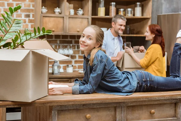 Adolescente en nuevo hogar — Foto de stock gratis