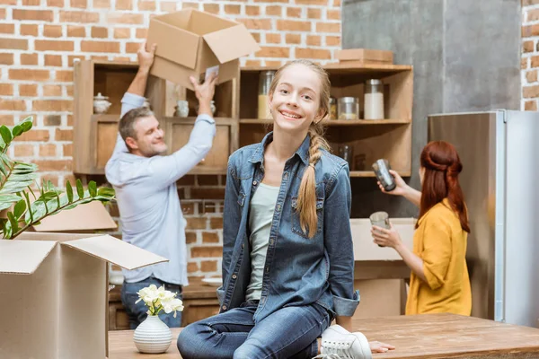 Adolescente en nuevo hogar —  Fotos de Stock