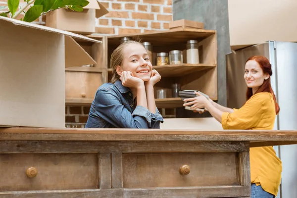 Madre e hija en casa — Foto de stock gratis