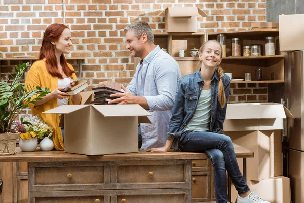 Aile karton kutuları açma