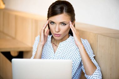 Dizüstü bilgisayar kullanan kadın