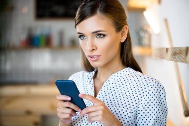 Akıllı telefon kullanan kadın