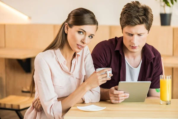 Couple utilisant une tablette numérique — Photo